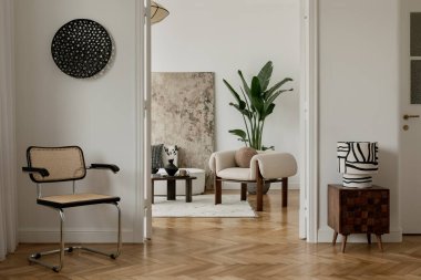 Çağdaş ve doğal malzemelerin bir karışımı ile zarif bir ev tasarımı. Sıcak tarafsızlar, dokulu tekstil ve heykel dekoru..