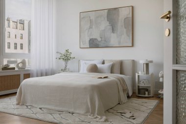 Yatak odasının yumuşak ışıklandırmalı, katmanlı tekstil dekorasyonlu ve soyut duvar resimli şık kompozisyonları. Tarafsız tonlar ve sessiz zarafet.