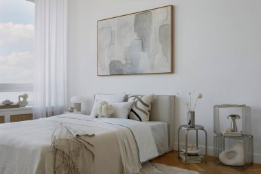 Soyut duvar sanatı, modern ışıklandırma ve özenle hazırlanmış aksesuarlarla bej ve beyaz tonlarda çağdaş yatak odası..
