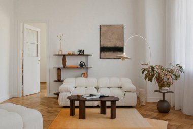 Yumuşak tarafsız tonlarıyla minimalist oturma odası, rahat bir kanepe ve ahşap aksanlı. Çağdaş ve klasik estetiğin bir karışımı..