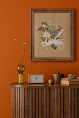 İç dekorasyon, poster kolajı, antika kitaplar ve pirinç aksesuarları ahşap bir büfeye yerleştirdi. Sıcak tonlar ve grafik sanatı zarif bir görünüm yaratır..