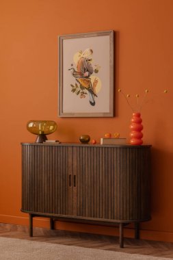 Sıcak turuncu tonları, heykel aksesuarları ve duvar sanatı ile modern iç mimari. Nostalji ve çağdaş estetiği harmanlayan bir kurgu..