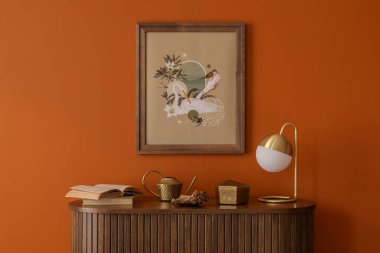 Sıcak turuncu tonları, heykel aksesuarları ve duvar sanatı ile modern iç mimari. Nostalji ve çağdaş estetiği harmanlayan bir kurgu..