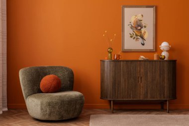 Zeytin yeşili koltuklu modern alan, sıcak ahşap dolap ve kuş motifli sahte parmak izi. Zengin dokular ve rahat aksanlar sakin bir atmosfer yaratır.