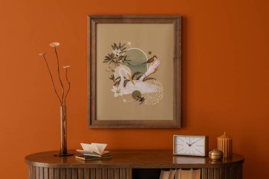 Çerçevelenmiş poster resimleri doğal tonlarda, ahşap dokularda ve turuncu bir duvarda modern aksesuarlarla süslenmiş. Şablon.