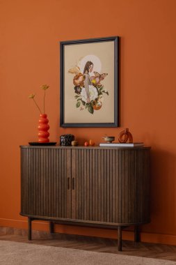 Gösterişli vignette kolaj sanat eserleri, tırtıklı ahşap dolap, rengarenk dekorlar ve canlı turuncu. Ev dekoru.