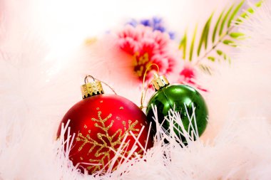 Renkli Noel süslemeleri ve süslemeleri