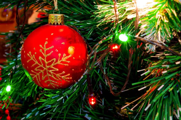 クリスマスツリーに掛けられたカラフルな装飾品や装飾品 — ストック写真