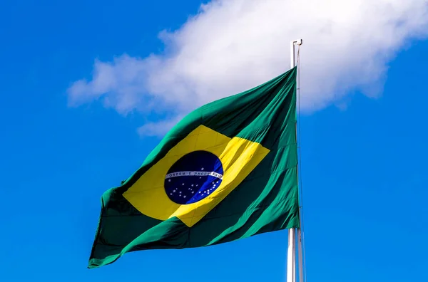 巴西国旗在风中飘扬 国旗中央写着 秩序与进步 — 图库照片