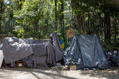 Brezilya 'nın Sao Paulo şehrinde evsiz insanlar için çadırlar. Posterinde Portekizce 