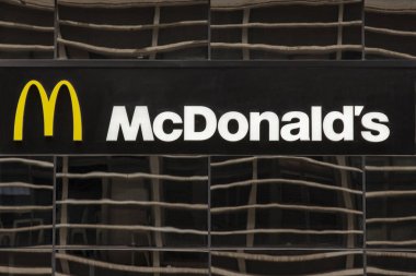 Sao Paulo, Brezilya - 17 Temmuz 2022 - Mc Donald 's gıda zinciri restoranları logosu com reflexo distorcido da Avenida Paulista, iş ve finans caddesi, Sao Paulo, Brezilya