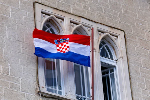 Хорватский Флаг Развевается Ветру Перед Окнами Средневековой Архитектуры Трогире Городе — стоковое фото