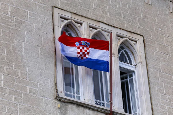 Хорватский Флаг Развевается Ветру Перед Окнами Средневековой Архитектуры Трогире Городе — стоковое фото