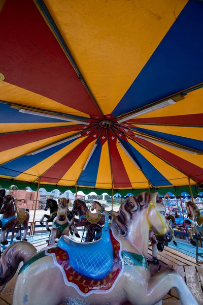 ブラジルの田舎にある多色のテントのある遊園地のカルーセル — ストック写真