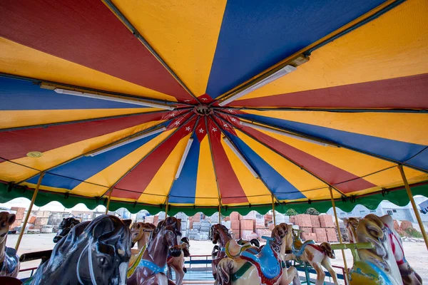 Carrossel Parque Diversões Com Tenda Multicolorida Interior Brasil — Fotografia de Stock