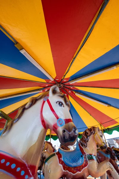 在巴西农村的一个有五颜六色帐篷的游乐园里玩旋转木马 — 图库照片