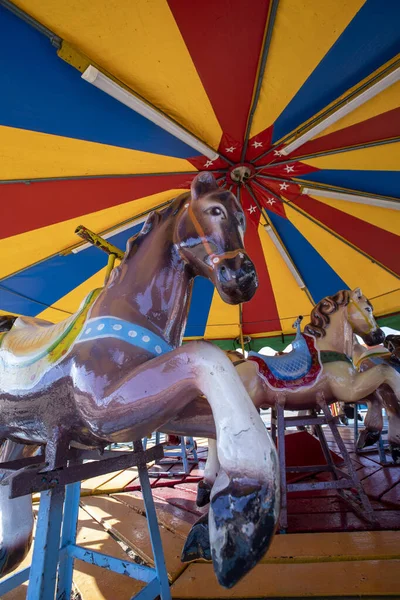 在巴西农村的一个有五颜六色帐篷的游乐园里玩旋转木马 — 图库照片