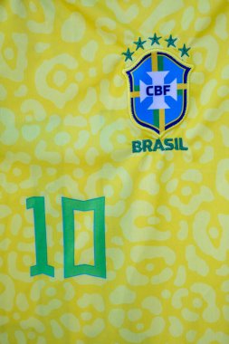 Sao Paulo, Brezilya - Aralık 08, 2022. Brezilya 'nın Sao Paulo şehrindeki bir sokak satıcısı tarafından Brezilya futbol takımının 10 numaralı tişörtünün ayrıntıları satıldı. CBF Brezilya Futbol Konfederasyonudur.
