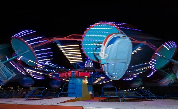 Carrousel Dans Parc Attractions Itinérant Photographie Longue Exposition Action Laisse — Photo