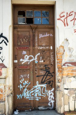 Sao Paulo, Brezilya - 08 Aralık 2022 Sao Paulo, Brezilya 'daki eski ahşap kapıya grafiti.