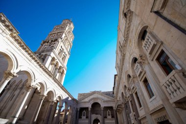 Şehir merkezinde şehrin Split, katedral Saint Domnius önünde kare Peristil manzaraya ve çan kulesi tarihi yerler, Hırvatistan mermer Antik Roma mimarisi.