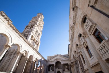Şehir merkezinde şehrin Split, katedral Saint Domnius önünde kare Peristil manzaraya ve çan kulesi tarihi yerler, Hırvatistan mermer Antik Roma mimarisi.