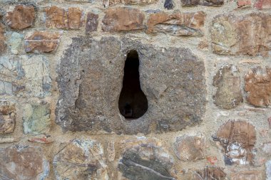 Taş duvar dokusu. Eski kale duvarı, doku arka planı. Taş duvarın bir parçası. Toskana, İtalya