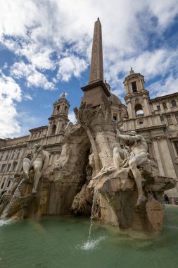 Agone 'daki Sant' Agnese Kilisesi ve Obelisco Agonale 'li Dört Nehir Çeşmesi Piazza Navona, Roma, İtalya' dan izlendi.. 