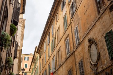 İtalya, Roma 'nın göbeğindeki apartman cephesi. Akdeniz mimarisi