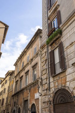 İtalya, Roma 'nın göbeğindeki apartman cephesi. Akdeniz mimarisi