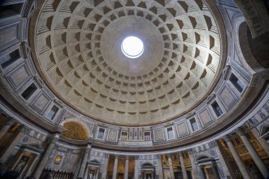 Roma, İtalya - Mart 2023 - Pantheon 'un İçinde, Roma, İtalya. Antik Roma Panteonu, Romanların turistik ilgi odağı. Pantheon 'un iç mekanı. Seyahat ve Dünya dönüm noktası.