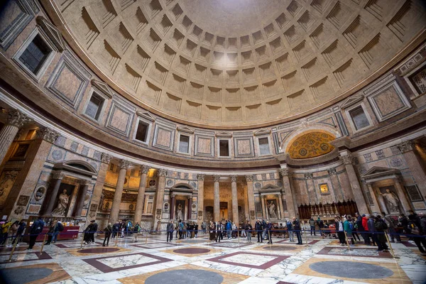 ローマ イタリア 2023年3月3日 イタリア ローマのパンテオン内 古代ローマのパンテオンはローマの観光名所です 人々は古い寺院 パンテオンの内部のパノラマを訪問します 旅と世界のランドマークのテーマ ストックフォト