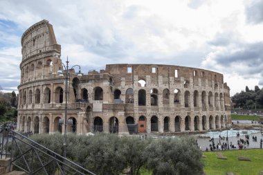 Roma'da antik Roma Kolbolyamı veya Flavian Amphitheather dış görünümü, İtalya.
