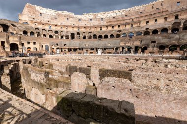 Roma, İtalya - 02 Mart 2023: Roma, İtalya 'da Roma Kolezyumu içinde yürüyen turistler