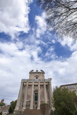 Antoninus ve Faustina tapınağı, Roma, İtalya 'nın başkenti Roma' da bulunan bir Antik Roma tapınağıdır..