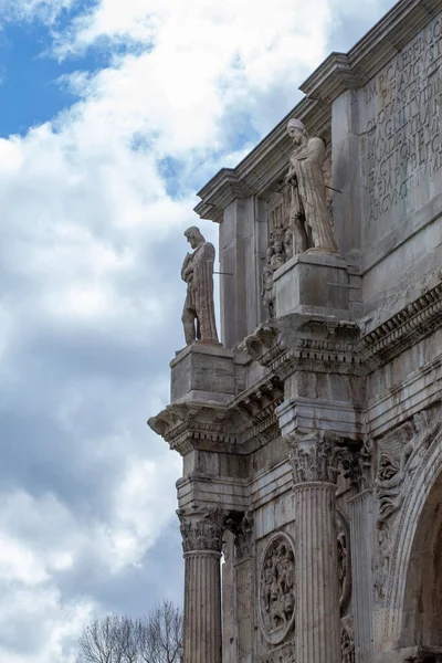 Constantine Kemeri (İtalyanca: Arco di Costantino), Roma 'nın başkenti Roma' da bulunan bir kemerdir. Konstantin 'i anmak için Roma Senatosu tarafından dikildi.