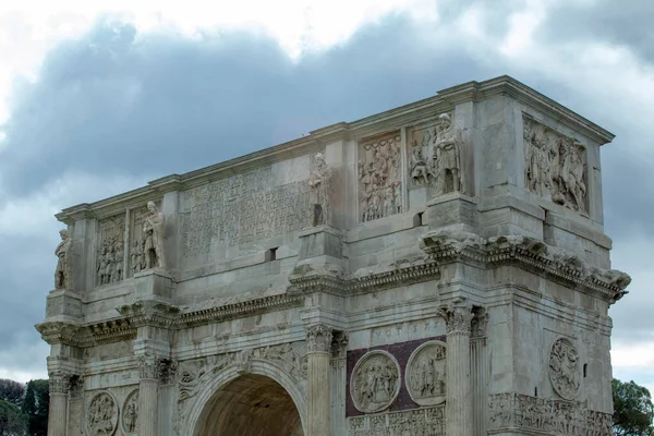 彼の詳細コンスタンティンのアーチ イタリア語 Arco Costantino ローマのコロッセオとパラチナの丘の間に位置する凱旋門です コンスタンティヌス1世を記念してローマ元老院によって建立された — ストック写真