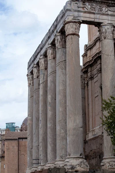 Detalle Columnas Del Templo Antonino Faustina Ubicadas Foro Romano Roma —  Fotos de Stock