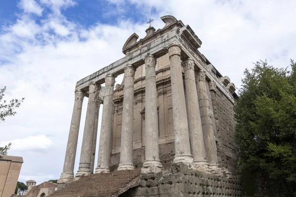 Templo Antonino Faustina Templo Antigua Roma Más Tarde Adaptado Como —  Fotos de Stock