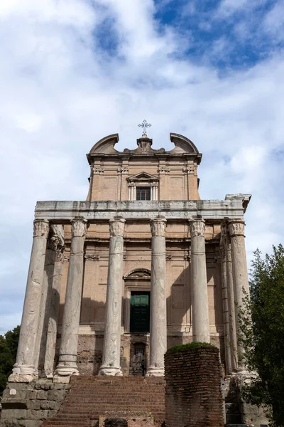 안토니누스 스티나 Temple Antoninus Faustina 이탈리아 로마의 포럼에 로마의 신전이다 — 스톡 사진