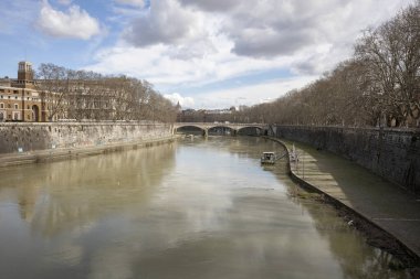 Tiber nehri Roma şehir merkezinde, İtalya