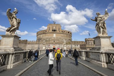 Roma, İtalya - 3 Mart 2023 - Roma 'daki Hadrian Castel Sant Angelo veya Mozolesi, İtalya' nın antik Roma 'da inşa edilmiş, şu anda İtalya' nın ünlü turistik merkezi..