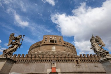 Castel Sant Angelo veya İtalya 'nın Hadrian Anıtmezarı, antik Roma' da inşa edilmiş, şu anda İtalya 'nın en ünlü turistik mekanıdır. Castel Sant Angelo bir zamanlar Roma 'nın en yüksek binasıydı..