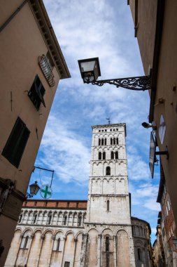 Eski ortaçağ kasabası Lucca, Toskana 'nın tarihi merkezindeki Piazza San Michele meydanındaki Foro St Michael Katolik Kilisesi Bazilikası' nda Chiesa di San Michele 'nin çan kulesi.