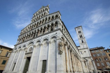 Eski ortaçağ kasabası Lucca, Toskana 'nın tarihi merkezindeki Piazza San Michele Meydanı' ndaki Foro St Michael Katolik Kilisesi Bazilikası 'nda Chiesa di San Michele.