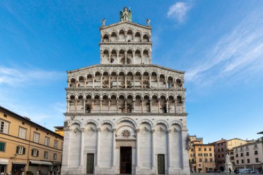 Eski ortaçağ kasabası Lucca, Toskana 'nın tarihi merkezindeki Piazza San Michele Meydanı' ndaki Foro St Michael Katolik Kilisesi Bazilikası 'nda Chiesa di San Michele.