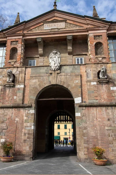 圣彼得门 Porta San Pietro 位于卢卡文艺复兴时期的城墙内 由Alessandro Resta在16世纪设计 上面有圣彼得盾 — 图库照片