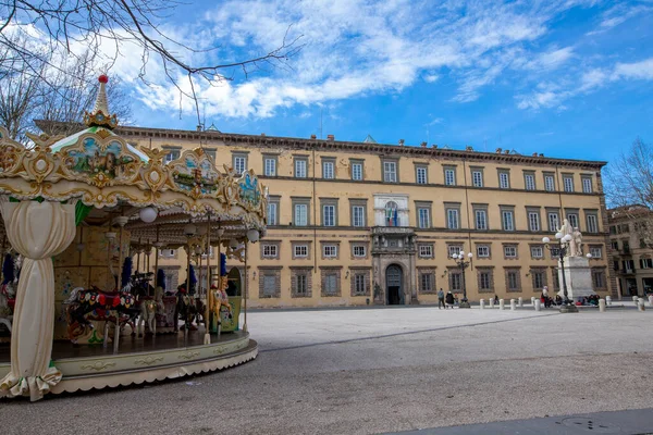 Giostra Colorata Fronte Palazzo Ducale Piazza Napoleone Nel Centro Storico — Foto Stock