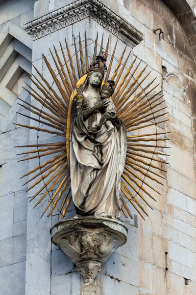 Estatua Virgen María Niño Jesús Fachada Chiesa San Michele Foro — Foto de Stock