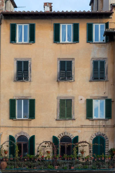 Εξωτερικό Των Τυπικών Ιταλικών Κτιρίων Στη Λούκα Τοσκάνη Ιταλία — Φωτογραφία Αρχείου
